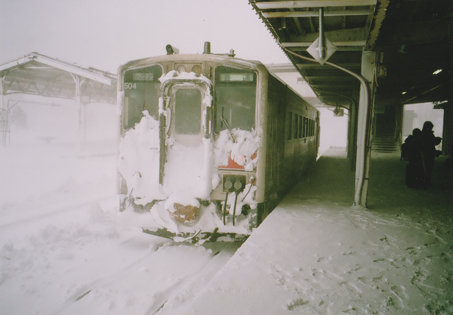 深川駅では天気は落ち着いたが…
吹雪いている留萌駅ホームにて